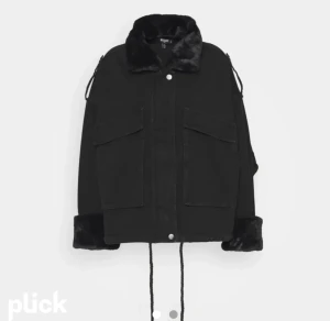 Jeansjacka med päls  - köpt i våras på bohoo, super fin och i väldigt bra skick. pris kan diskuteras ❤️