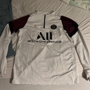 Psg X jordan tröja - Storlek M Använd Max 5 gånger  Fläckfri och nästan helt ny