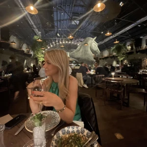 fest topp från zara!!💓 - Super snygg grön fest topp köpt från zara!❤️ använd runt 2 gånger och har älskat den men har nu många liknande!❤️ nypris: 399kr, priset kan diskuteras 