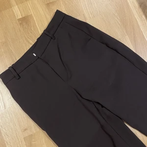 Fiona byxor  - Säljer dessa snygga Fiona byxor ifrån Lindex i brunt som inte finns kvar på hemsidan längre. Det är en sömm som har gått av lite och ena öglan är lite lösare än de andra  ( se bild), men märks inte. Går att sy fast den ännu mera 