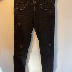 Svarta jeans med slitningar framtill från zara  Kunden står för frakt, inga byten.