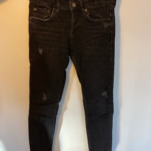 Zara jeans - Svarta jeans med slitningar framtill från zara  Kunden står för frakt, inga byten.