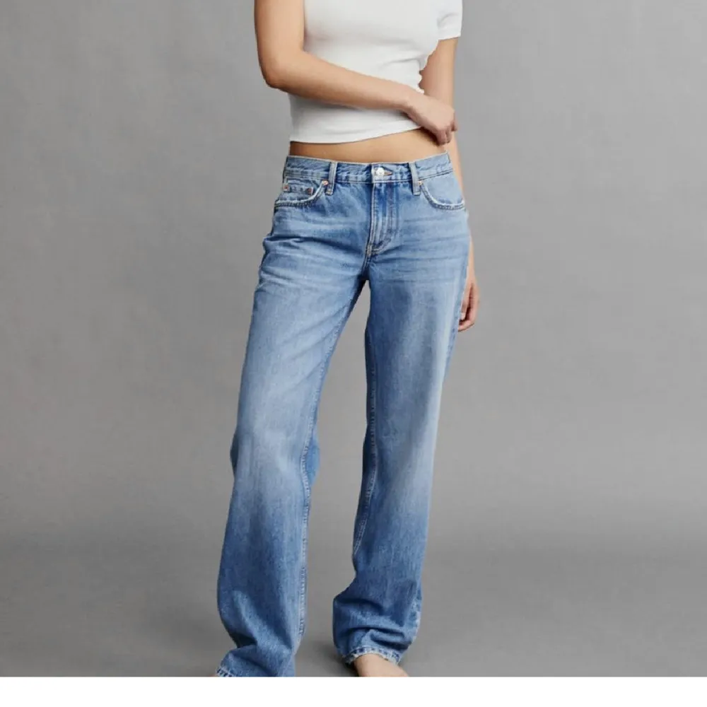 Säljer mina assnygga mid waist/low waist jeans! Slutsålda, egengjort hål på knät❣️ Sååå himla snygga och passar till allt. Straight i modellen. Jag är vanligtvis 34/36.. Jeans & Byxor.