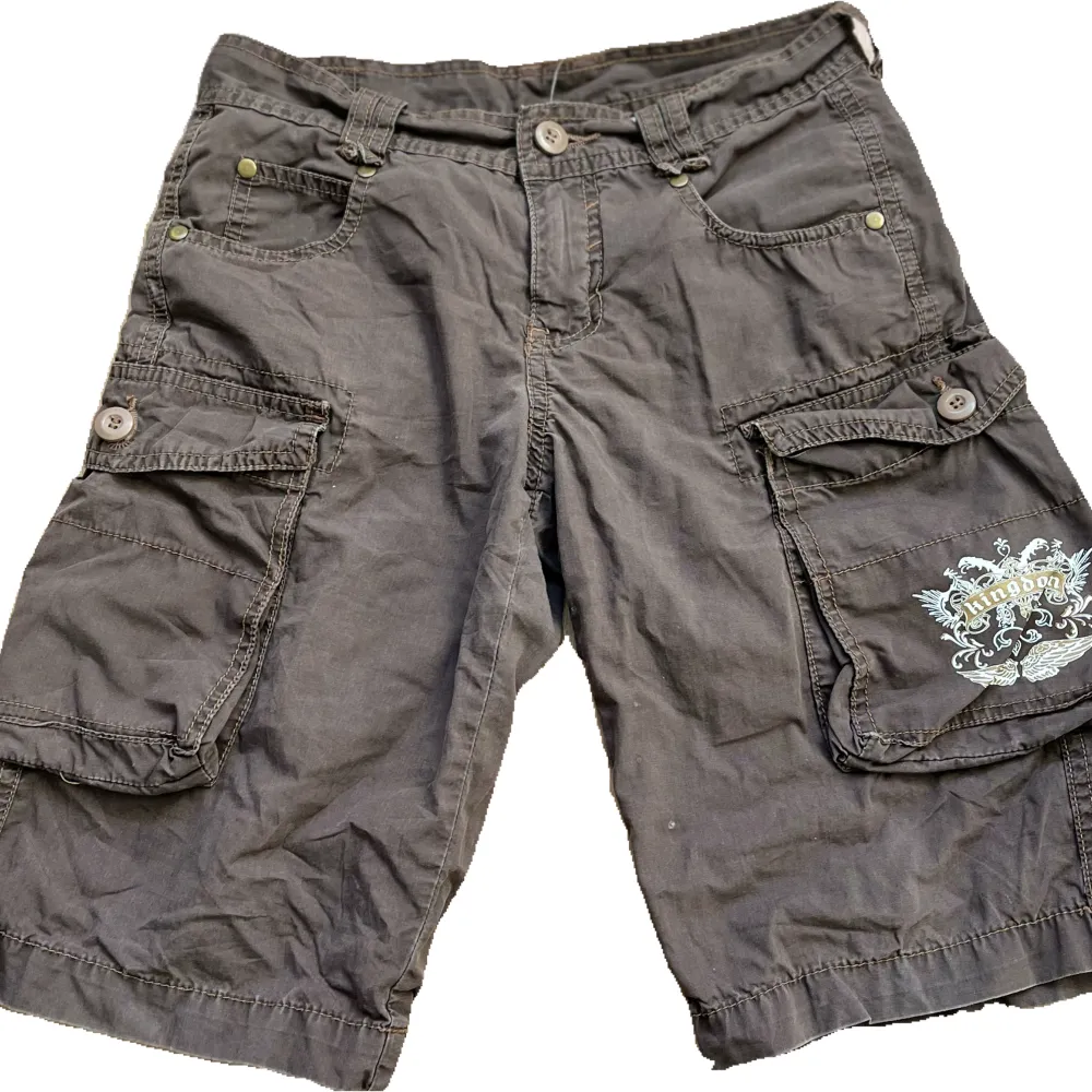 Ett par skit snygga bruna lågmidjade shorts med snygga detaljer. Kan mötas upp i Stockholm eller frakta då köparen står för frakten💞. Shorts.