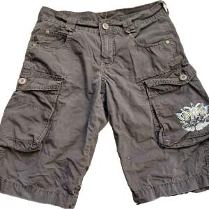 Ett par skit snygga bruna lågmidjade shorts med snygga detaljer. Kan mötas upp i Stockholm eller frakta då köparen står för frakten💞