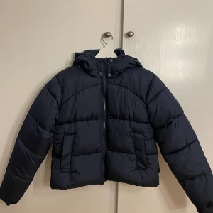 Pufferjacket Missguided  - Blå pufferjacket från Missguided i storlek 34. Använd ett par fåtal gånger så väldigt bra skick, 400kr+frakt💞 kolla gärna in det andra jag säljer och skriv vid frågor!