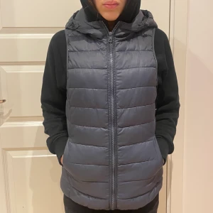 Väst blå  - Dun väst, använts väldigt vädligt lite, eftersom att jag hitta en likadan i svart istället. Säljer för 400, pris går går att diskuteras. Rensar kläder och förösker bli av med så mycket som möjligt. Storlek Xs funkar även som S