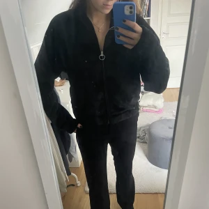 Zip tröja - Zip tröja o det skööönaste materialet i strl S från hollister