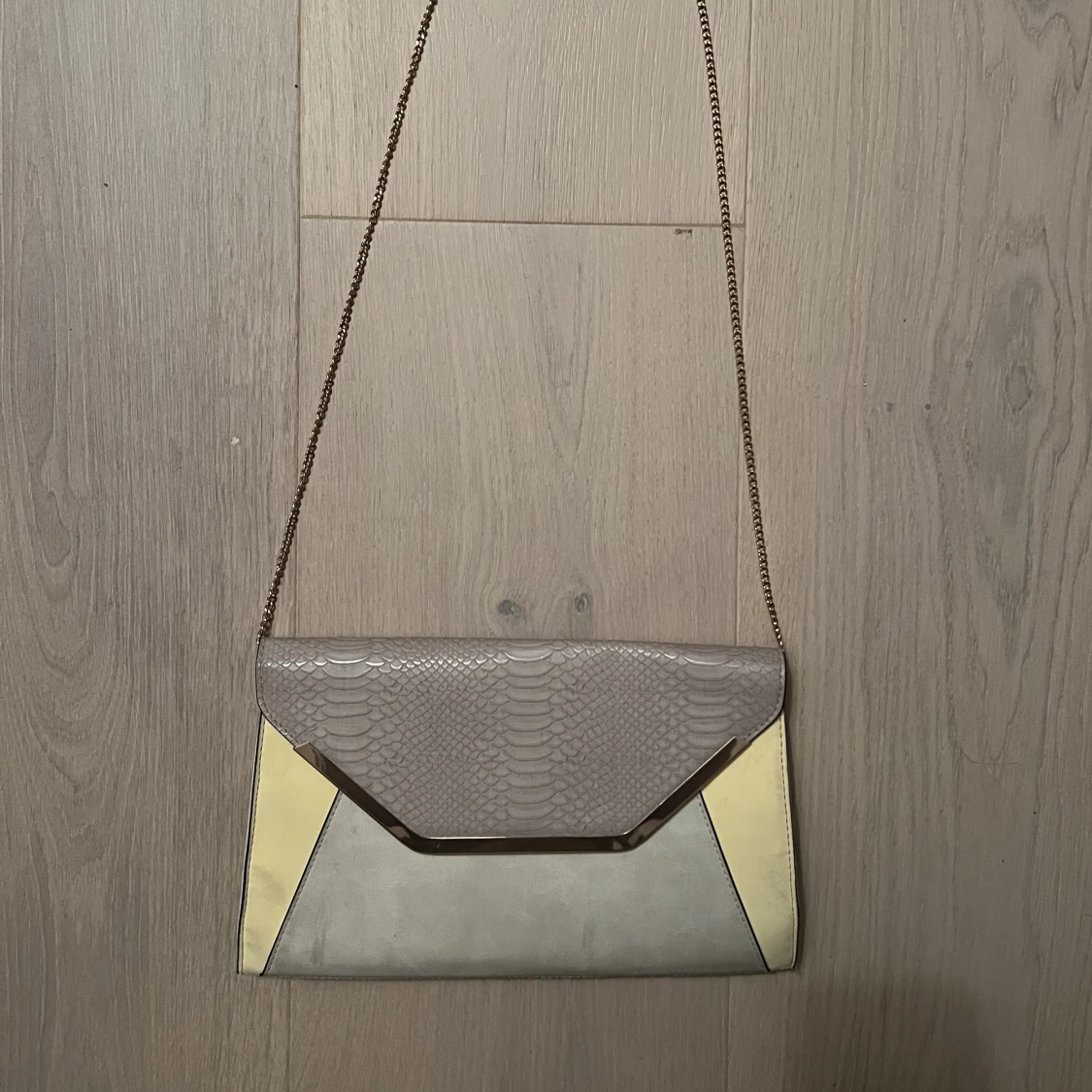 BEIGE/GUL KUVERTVÄSKA 💛 - 90