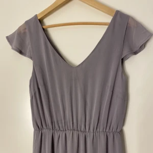 Balklänning - En superfin ljuslila långklänning. Använd vid ett tillfälle. Storlek XS från Bikbok.