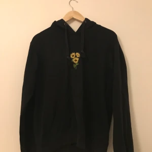 Etsy hoodie - Snygg hoodie från etsy med solrosor på framsidan🌻 Knappt använd