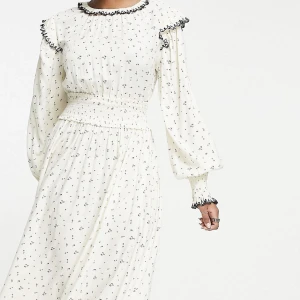 Helt ny klänning  - Str S