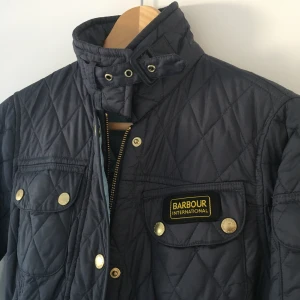 Barbour jacka - Knappt använt, därför jag säljer! Storlek 34. För dig som ofta har storlek S borde denna passa fint.
