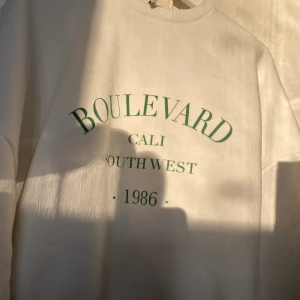 Sweatshirt  - Super fin sweetshirt🤍 Helt oanvänd Strl s, 150kr plus frakt☺️