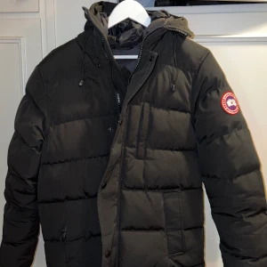 Canada Goose (Splitterny, finns päls till) - Hejsan! Säljer min Canada Goosejacka i Medium, då jag inte passade i den