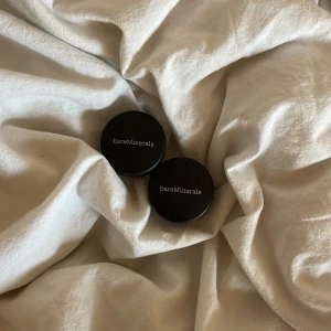 BareMinerals - jag säljer 2 stycken ögonskuggor från BareMinerals! Ni får 50% rabatt på vad de kostar om man jämför med deras hemsida. Jag har endast testat de, men allt finns kvar! 