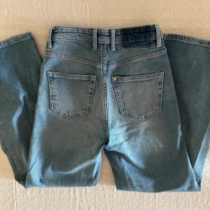 wide leg jeans - wide leg jeans som endast använts ett fåtal gånger. dom är lätta att styla och är i storlek 32💗