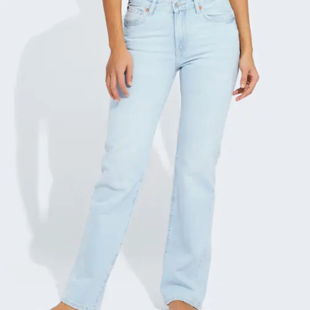 Säljer mina ljusblåa low straight jeans från bikbok❤️endast använda en gång. Jeans & Byxor.