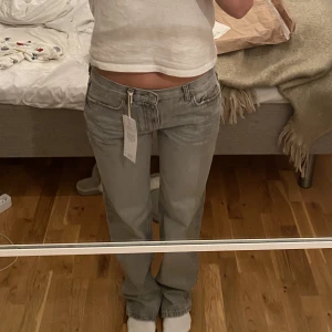 Grå jeans  - Säljer dessa populära jeans från Gina storlek 34! Prislapp kvar, endast testade. Säljer pågrund av att det är lite för långa på mig, är 163 cm. Skriv för fler bilder eller funderingar    