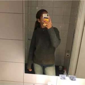 Stickad tröja  - Säljer denna gråa stickade tröjan i storlek xs, passar även S❤️. 