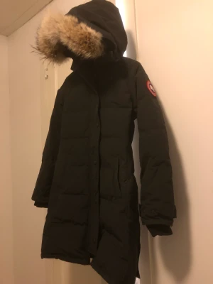 Canada Goose Shelburne parka -  Hjälper min syster sälja sin jacka den är storlek xxs.  Hon har haft den i två år men letar efter något nytt nu.  Cond 7/10 Väldigt skön och snygg vinterjacka som skyddar bra mot kylan.  Möts upp i Uppsala, kan frakta. Kom privat för mer information