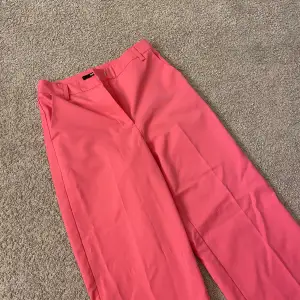 Ett par rosa kostymbyxor i stolek 36 ifrån Bik Bok. Jag har använt de några gånger men det ser ut som nya. Jag säljer de pågrund av att de har blivit förkorta för mig. Passar någon som är kortare än 165 cm. Nypris:399kr. Frakt ingår inte!!