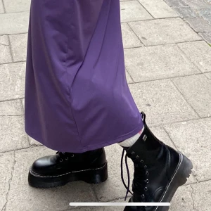 Dr martens liknande skor - Säljer nu mina plattform kängor som liknar de martens! Jättebekväma!! Köptes 2021 men har inte använt dom så mycket som jag trodde. Befintligt men bra skick🌈