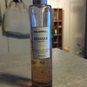 Hårparfym Kerasilk Goldwell, Buxom lip plumper Inner glow, Odactite Aventurine Kiss ™ Lip serum  - HårparfymKerasilk Goldwell, 65 % kvar ungefär. Luktar väldigt mysigt och varmt men inte för mycket, diskret doft.  Buxom lip plumper Inner glow, ganska mycket kvar.  Odactite Aventurine Kiss ™ Lip serum med vitamin C + Coq-10, testad 2 gånger. 