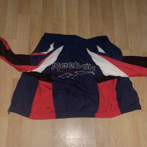 Reebook Vintage - En oldschool vintagejacka, köpt för  och går för 1.500kr, knappast använd. Priset går för 650kr, Obs kan prutas!