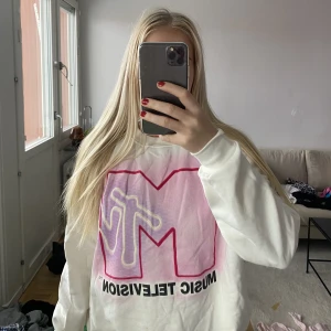 Tröja MTV  - Jättemysig tröja med MTV tryck. Funkar till allt , jag använde den på en maskerad.