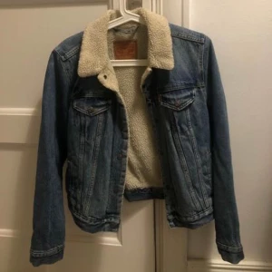 Levis jacka  - Fint skick, Levis jacka. Inköpt för 1500kr mitt pris 500kr. 