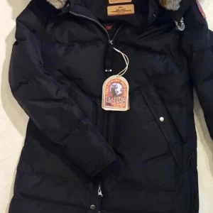 Parajumper jacka storlek xs/s - Säljer min parajumper med QR kod, i strl xs/s, pris kan diskuteras vid snabb affär. Kvitto finns oxå med äkthetsintyg. Jag står för frakten vid köp nu pris. 