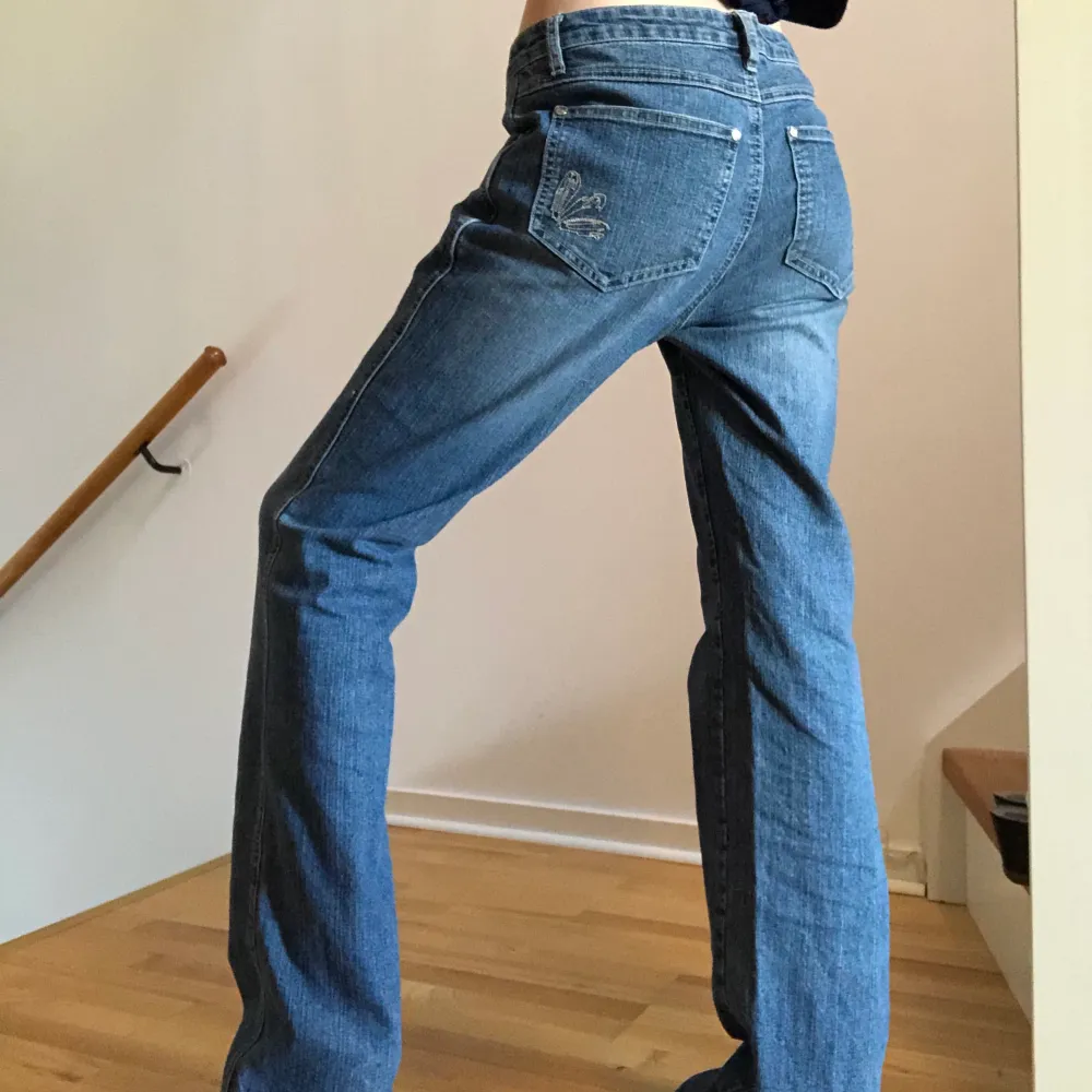 Snyggaste lågmidjde jeansen i en rak/bootcut-modell. Innerbenslängd: 79cm. Grenen: 21 cm. Omkrets i midjan: 79 cm.❤️‍🩹❤️‍🩹. Jeans & Byxor.