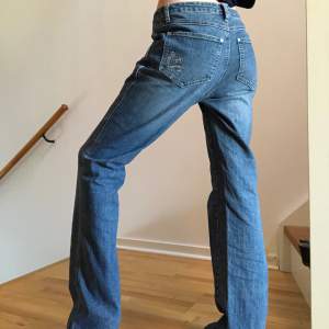 Snyggaste lågmidjde jeansen i en rak/bootcut-modell. Innerbenslängd: 79cm. Grenen: 21 cm. Omkrets i midjan: 79 cm.❤️‍🩹❤️‍🩹