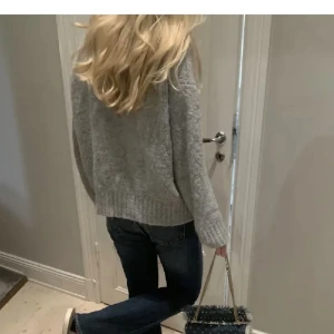Zara stickad tröja  - Fin stickad trendig tröja från zara, ganska lång på mig/en äldre modell ❣️hör av er för frågor m.m (Lånade bilder) 