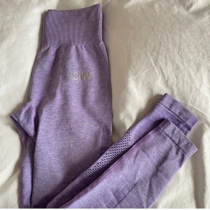 Tränings tights - ICIW färg lilac! Bra skick för att vara använda (litet slitage på ena sidan av benet, dm för bild), säljer vidare för jag har för många nu🫶 frakt tillkommer på 66kr
