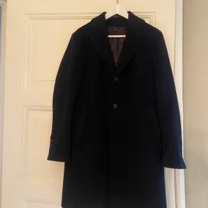 Massimo Dutti Rock  - Storlek S, uttagbar dunväst på insidan för varmare dagar.  Fint skick, använd väldigt lite.  Nypris 2499:- 