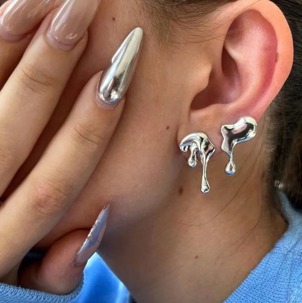 Nu har vi äntligen fått restock på våra Silver drop earrings! Ett par (två st örhängen) - 99 kr. Frakt på 11 kr 🤍🫶🏼. Accessoarer.