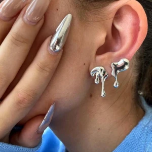 Silver drop earring  - Nu har vi äntligen fått restock på våra Silver drop earrings! Ett par (två st örhängen) - 99 kr. Frakt på 11 kr 🤍🫶🏼