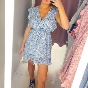 Blommig klänning - Supersöt blommig sommarklänning💕💛 använd 1 gång!