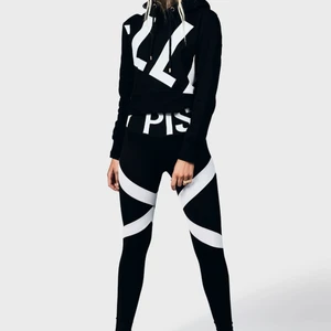Elly pistol Hoodie + tights - Tights och hoodie. Stl L. 800:- för båda. Nypriset är 1200:- Nyskick! Porto tillkommer. 