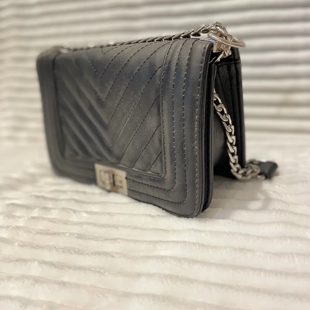 Super gullig svart väska med silver detaljer från Ur&Penn!💕. Väskor.