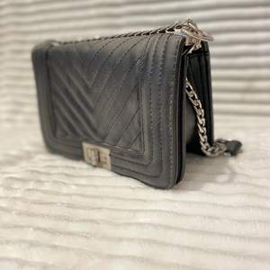 Super gullig svart väska med silver detaljer från Ur&Penn!💕