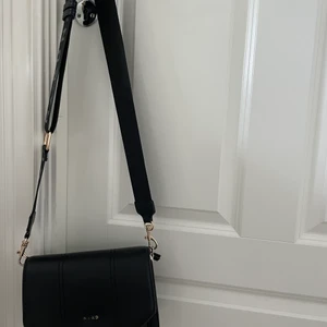 Väska - Väska från NA-KD i super bra skick. Köpt för 499kr. Säljer nu för 250kr