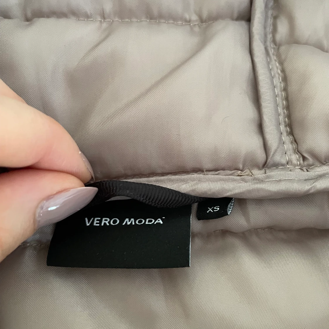 Beige tunn pufferjacka  - 91