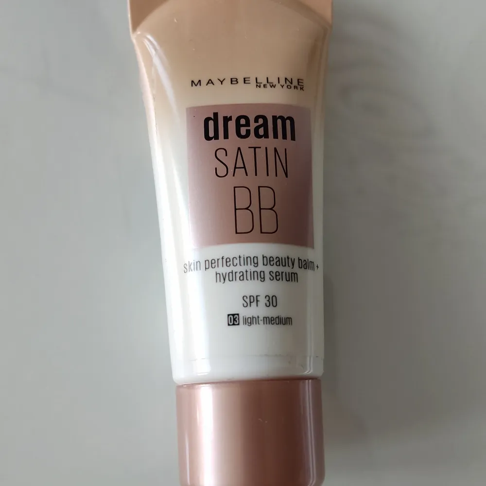 Dream Satin Bb cream från Maybelline. I fägen 03 light- medium. Accessoarer.