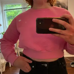 Rosa cropped sweatshirt med mönster från BikBok 🌸🌺💐