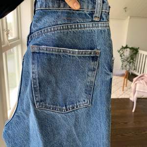 Ett par Zara jeans köpta på Teneriffa i Oktober 2021. Säljer då de har blivit lite för små för mig! Skriv gärna för fler bilder💞 De har en defekt, vilket är att en hållare för skärp har lossnat (därav lite billigare pris)😊 