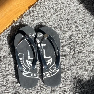 Ralph lauren flip-flops  - Oanvända Ralph lauren flip-flops, finns att hämta i Halmstad annars betalar köparen för frakt ☺️