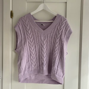 Lila stickad väst strl M/L  - Lila stickad väst från Cubus storlek M/L passar mig som är S/M bra. Använd max 3gånger. Kan fraktas om så behövs men då tillkommer fraktkostnad på 66kr. 
